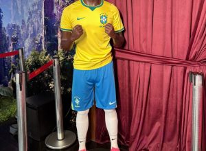 Vini-Junior-estatua-Museu-de-Cera-Gramado-3-1441x1536 (1)