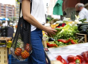 jovem-fazendo-compras-de-mantimentos