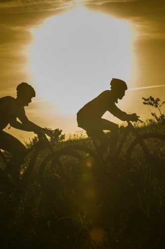 pedalar-com-o-sol-nascendo-não-tem-preço